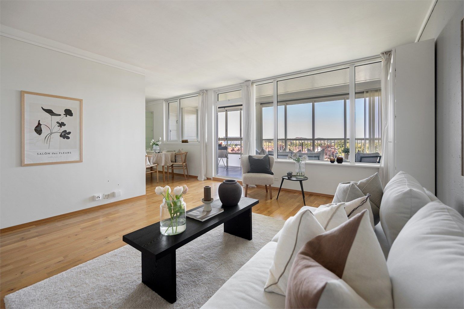 Romslig stue med god plass til flere sittegrupper.