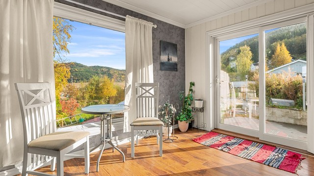 Fra stuen er det skyvedør med direkte utgang til den store terrassen.