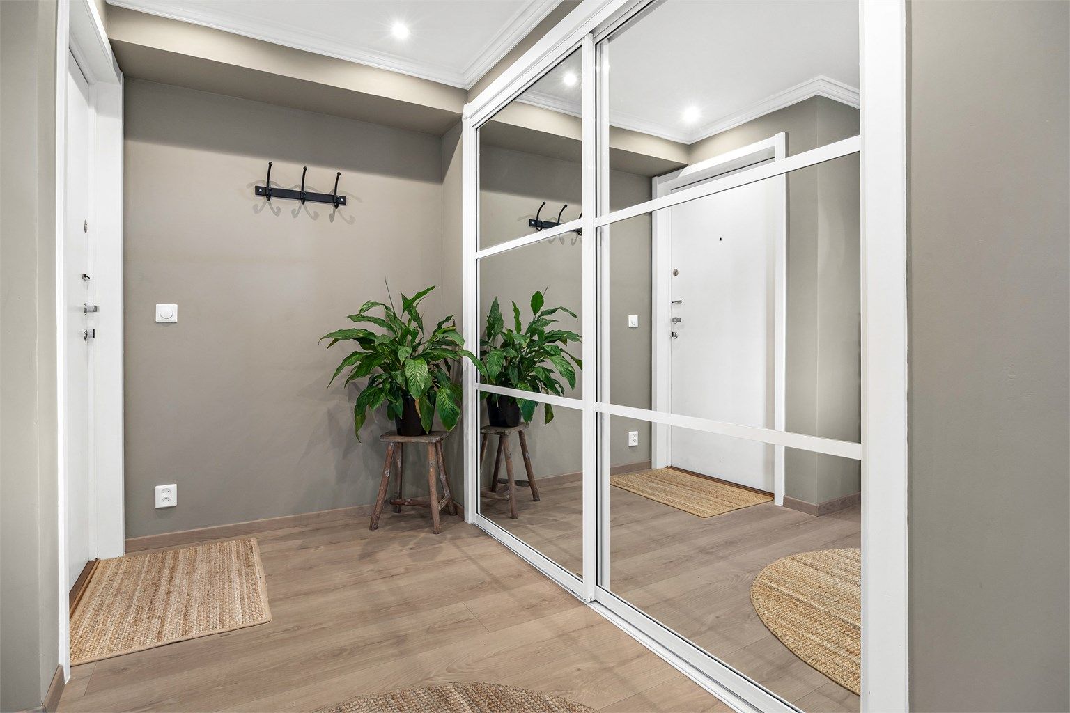 Entréen har downlights i himling. Dørcallinganlegg med åpnerfunksjon i leiligheten. 
