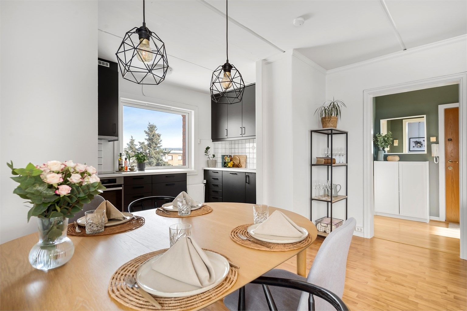 Oppvarming via sentralvarme med radiatorer er inkludert i felleskostnadene.