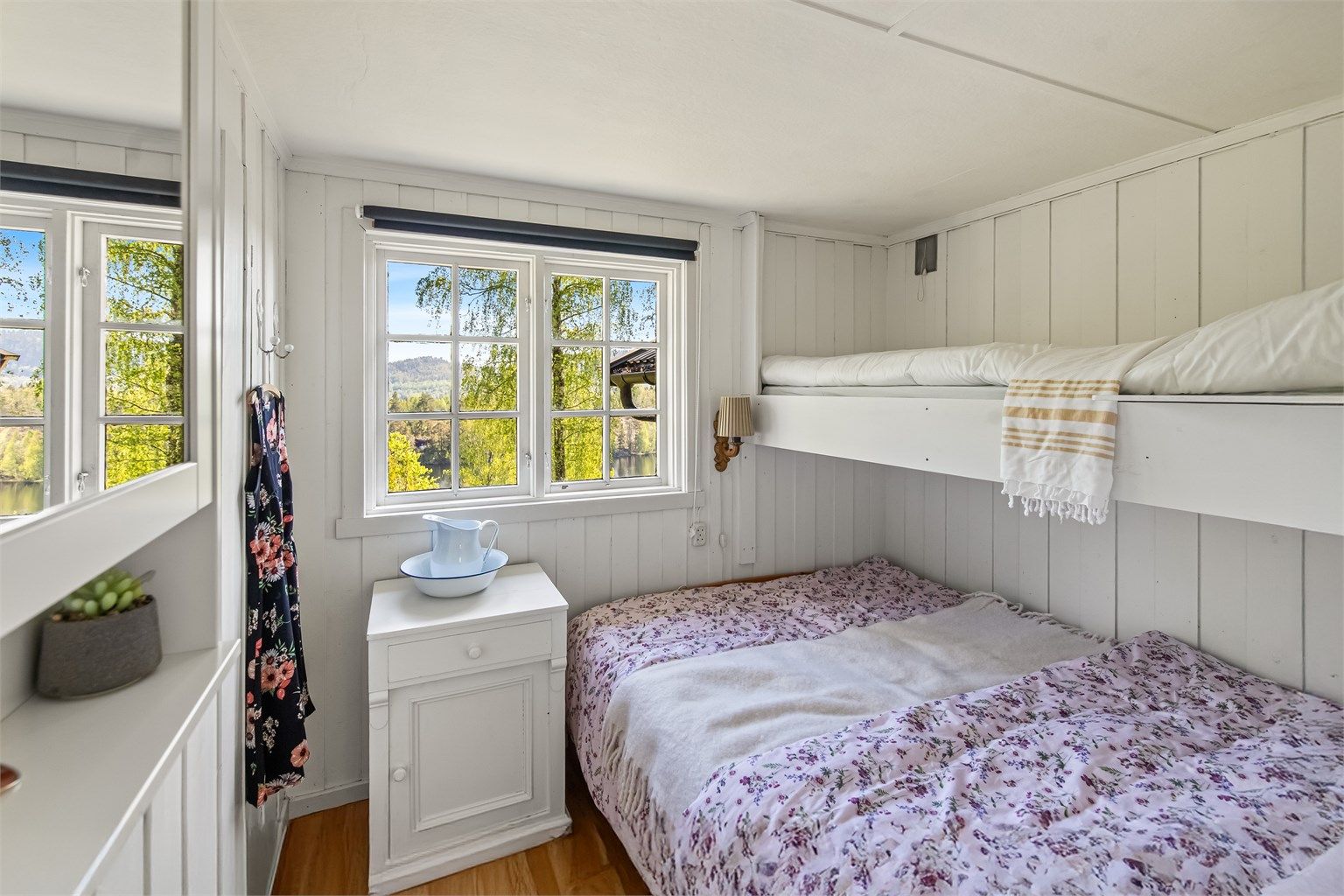 Soverom nummer en av totalt to.