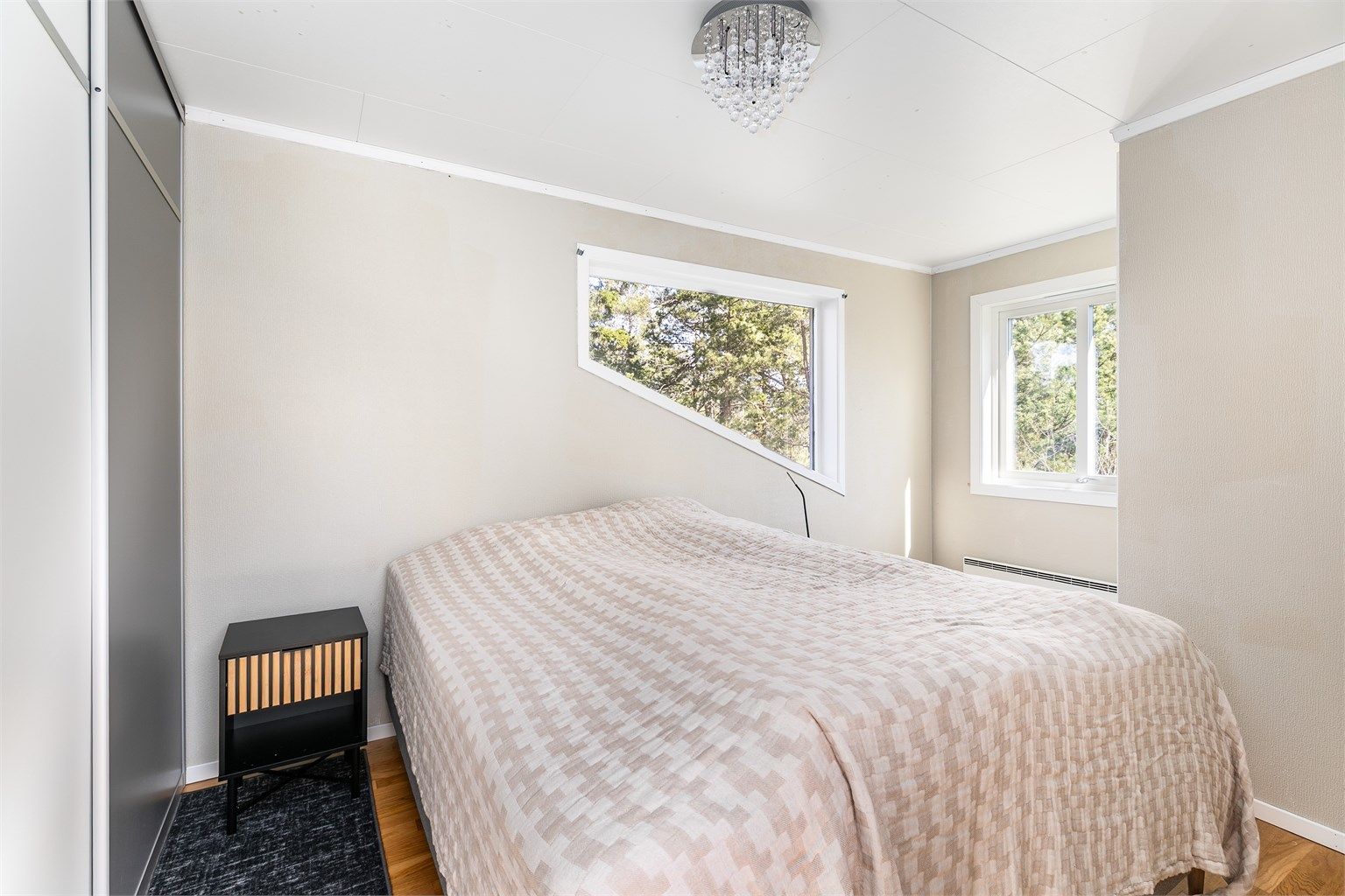 Rom på ca. 9 kvm. i andre etasje, innredet med skyvedørsgarderobe og benyttet som soverom.