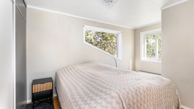 Rom på ca. 9 kvm. i andre etasje, innredet med skyvedørsgarderobe og benyttet som soverom.