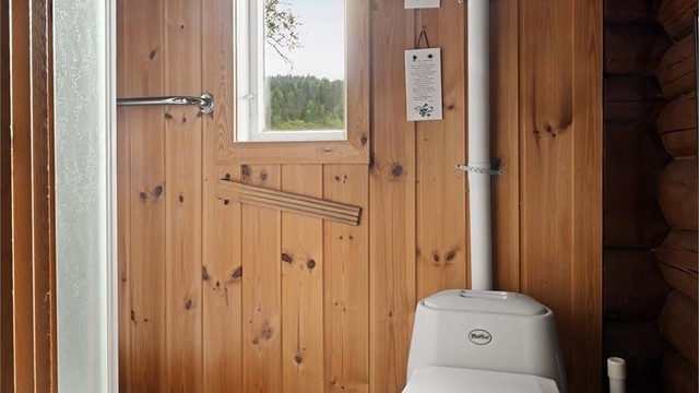 Badet er utstyrt med et praktisk gyrotoalett og dusjkabinett med vanntank og fotpumpe.