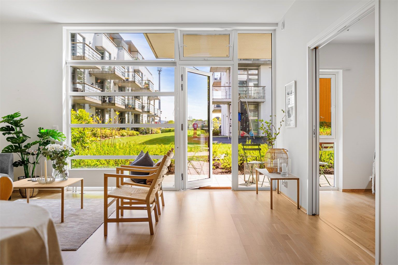 Parkett på alle gulv, med unntak av bad som har fliser. Lyse veggflater og vindu fra tak til gulv. 