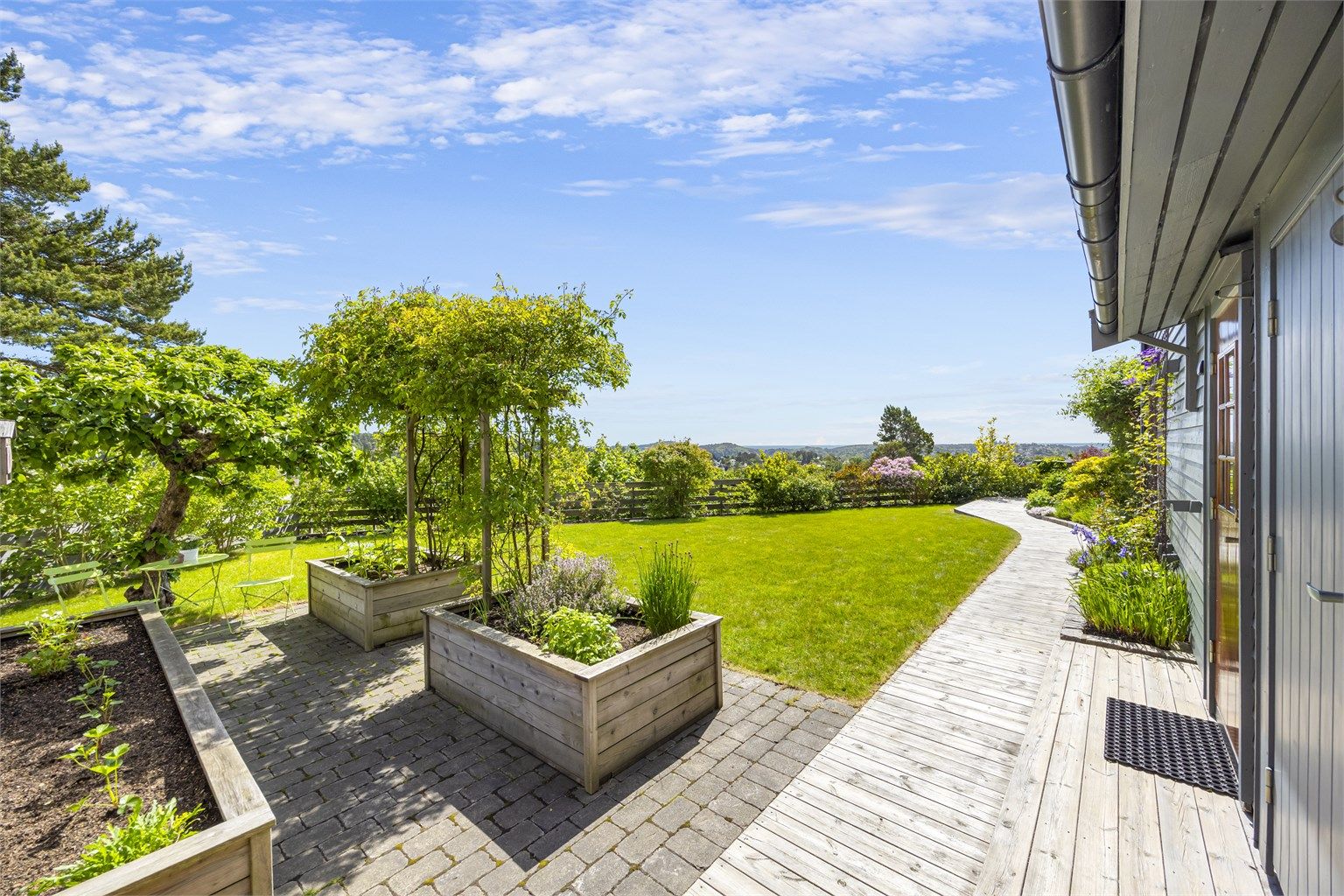 Tomten er pent opparbeidet og godt ivaretatt 