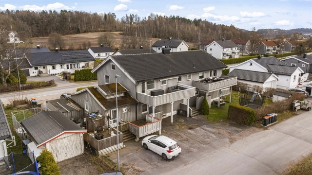 Denne eiendommen har en enestående beliggenhet i en fredelig gate, noe som gir deg en følelse av ro og privatliv.