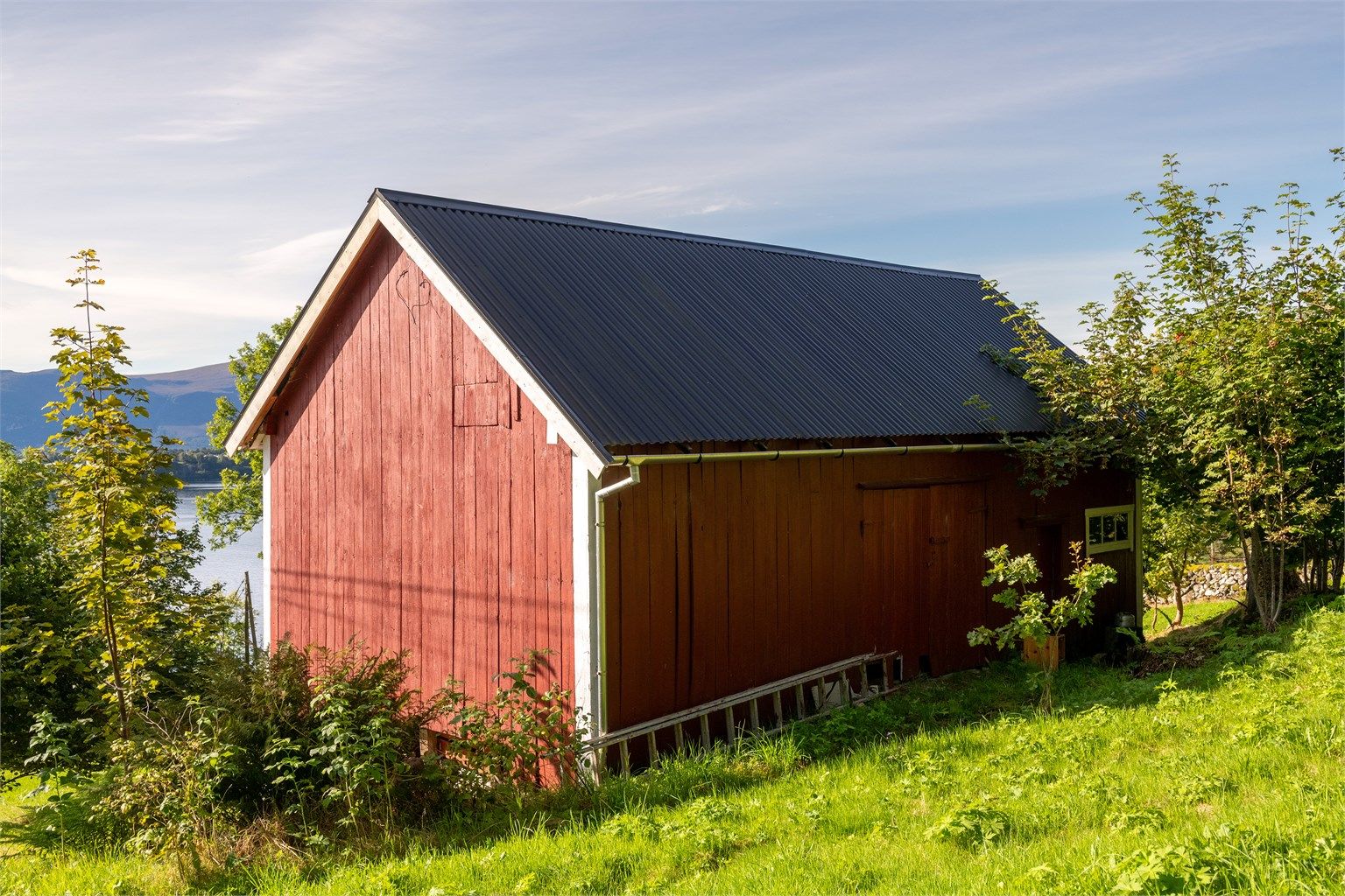 Løen inneholder lagerrom på hovedplanet samt hems.