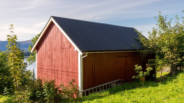 Løen inneholder lagerrom på hovedplanet samt hems.
