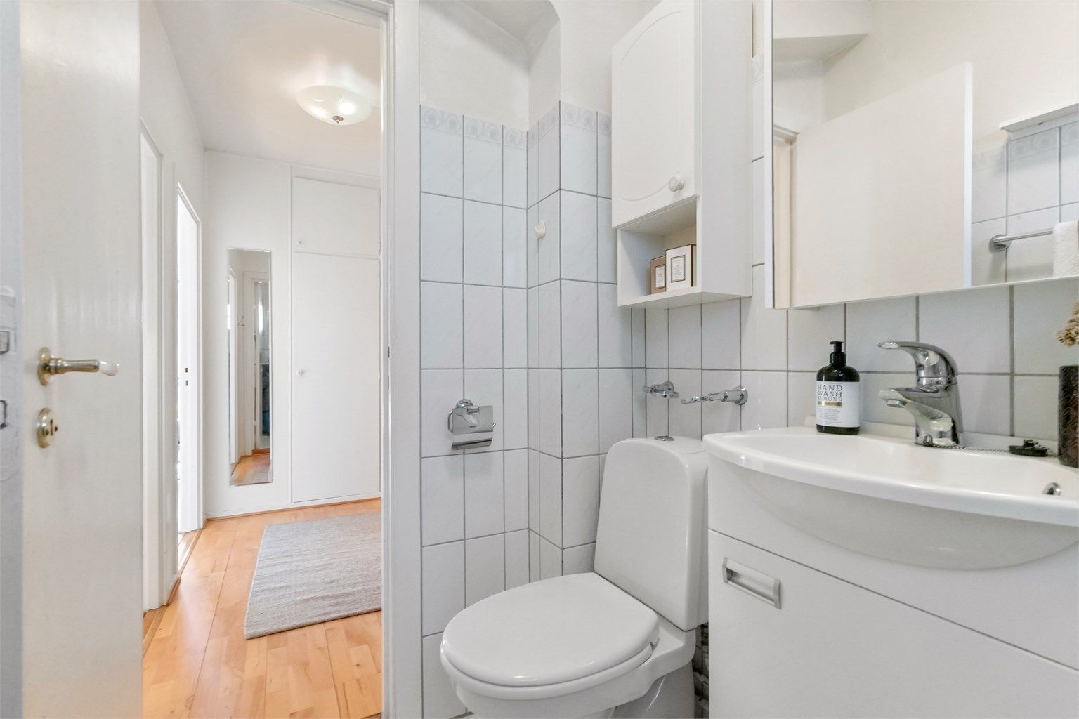 Både badet og toalettrommet er praktisk plassert i tilknytning til gangen.