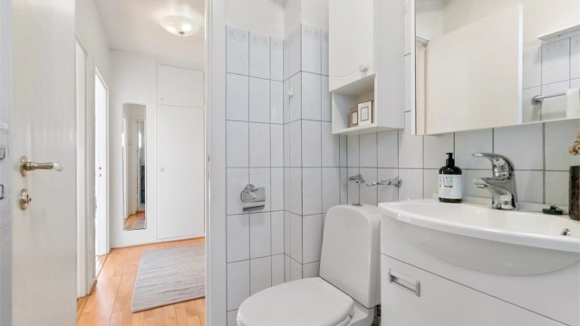 Både badet og toalettrommet er praktisk plassert i tilknytning til gangen.