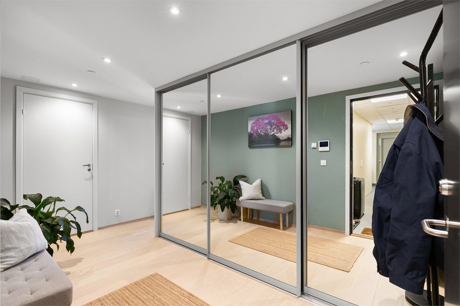 Skyvedørsgarderobe med speilfronter gir rikelig med oppbevaringsplass for yttertøy.