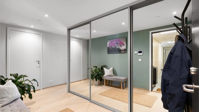 Skyvedørsgarderobe med speilfronter gir rikelig med oppbevaringsplass for yttertøy.