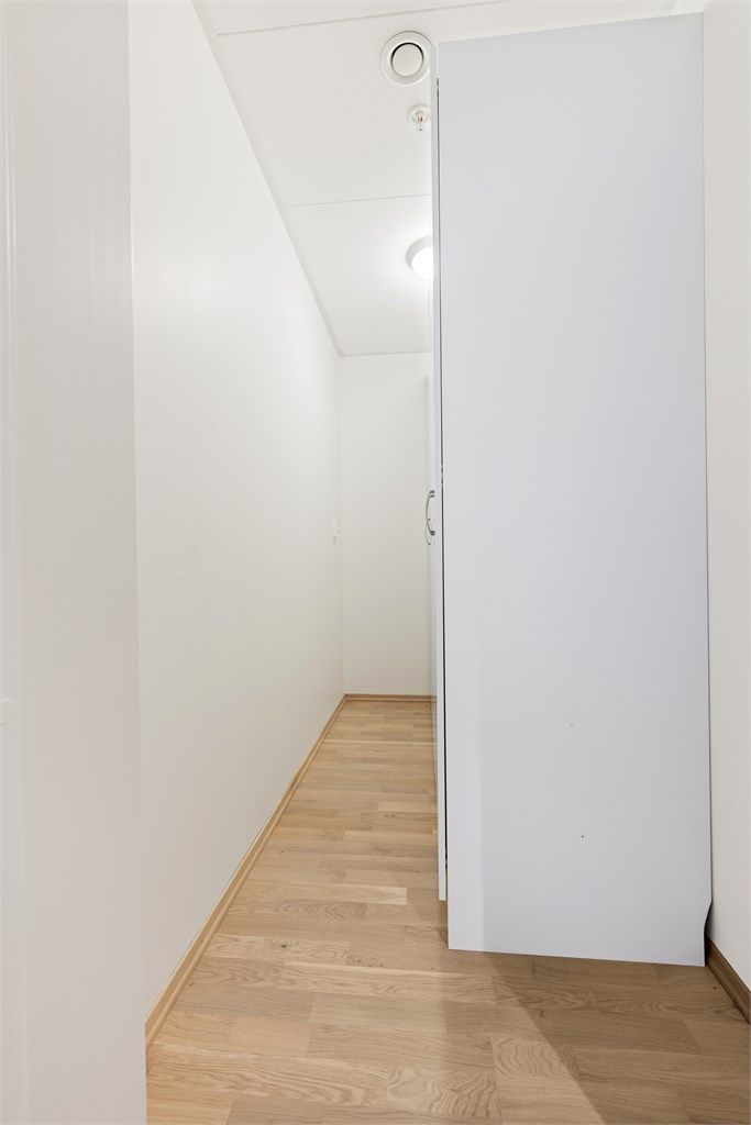 Kjekk innvendig bod med fin lagringsplass i garderobeskapsrekke