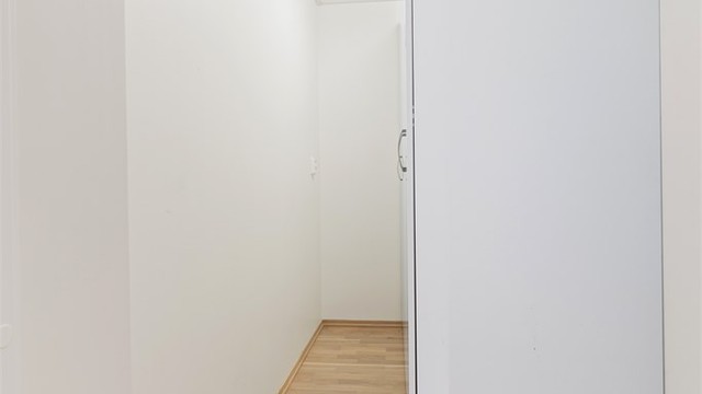 Kjekk innvendig bod med fin lagringsplass i garderobeskapsrekke