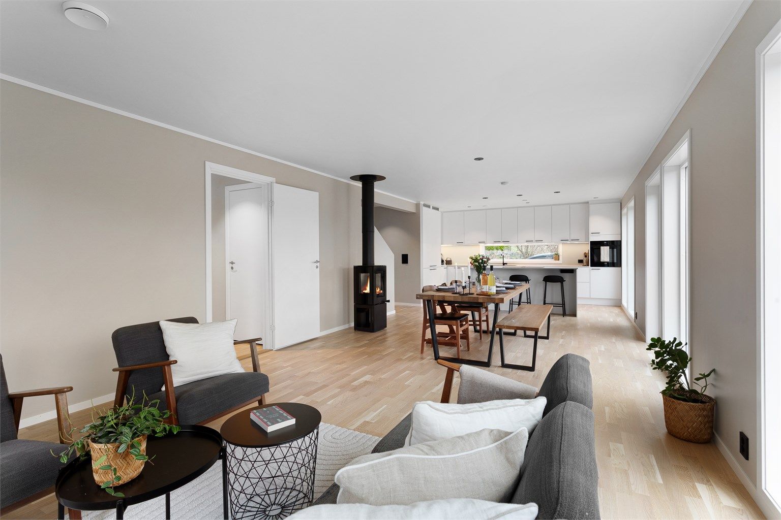 Boligen har store vindusflater som slipper inn rikelig med naturlig lys.