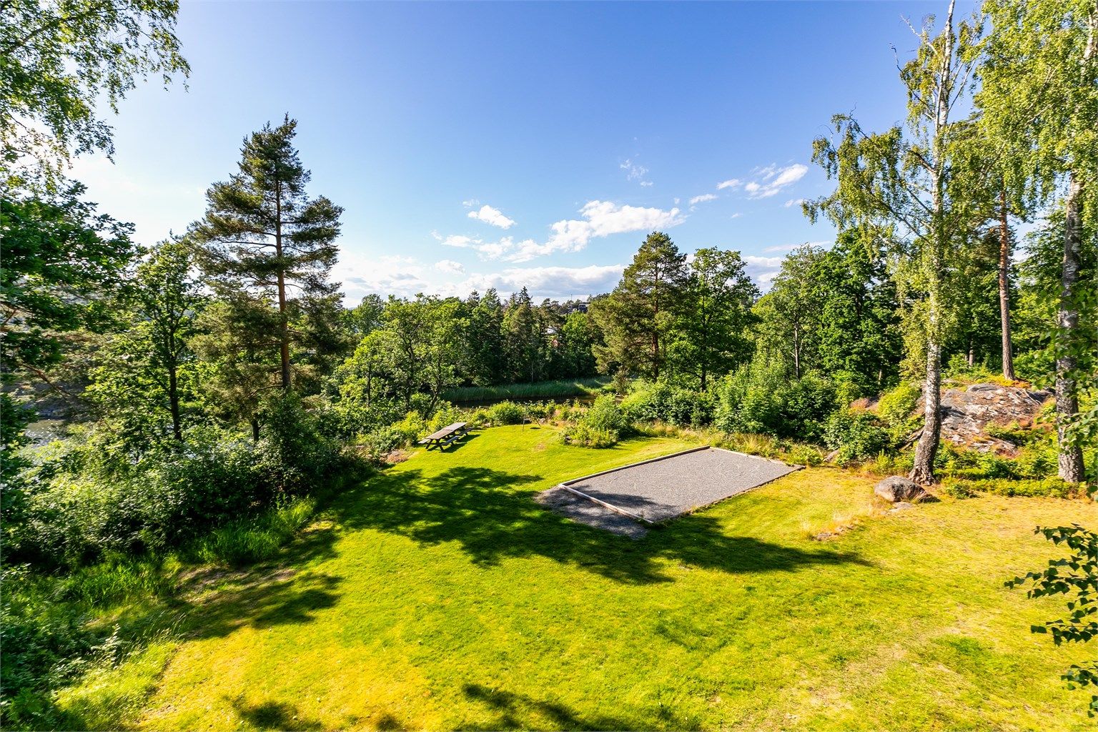 Fra Dragkistelia kan du gå rett ut i vakker natur. Grusplassen nedenfor borettslaget benyttes som en felles møteplass.