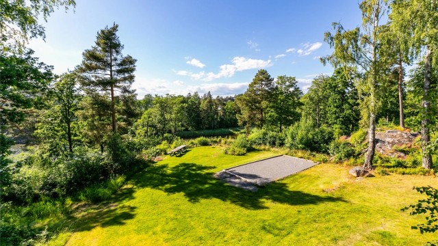 Fra Dragkistelia kan du gå rett ut i vakker natur. Grusplassen nedenfor borettslaget benyttes som en felles møteplass.