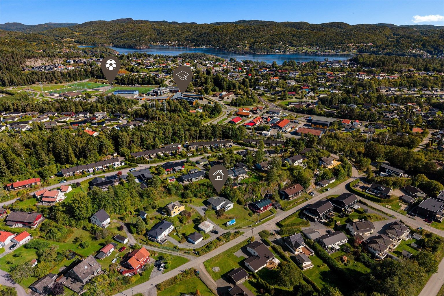 Kort vei til både skole og idrettsanlegg.