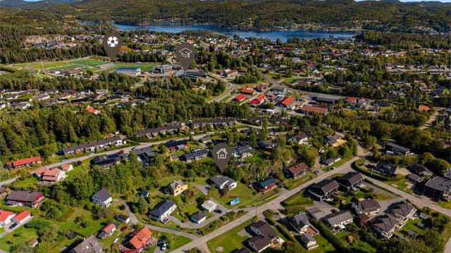 Kort vei til både skole og idrettsanlegg.