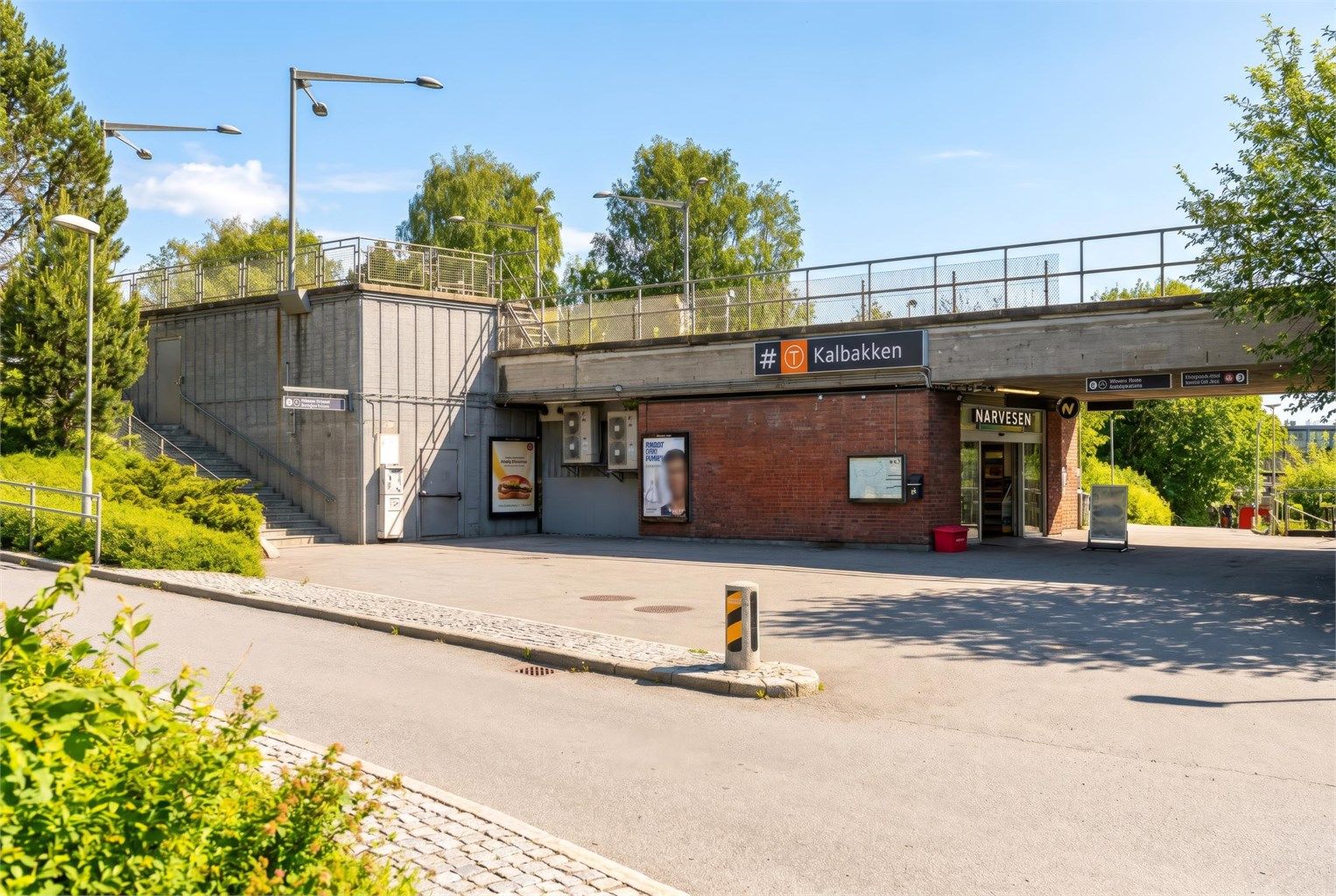 Kalbakken T-bane ligger ca. 13 min gange fra leiligheten. Det er også mulig å gå til Rødtvet T-banestasjon som tar ca. 14 min fra leiligheten