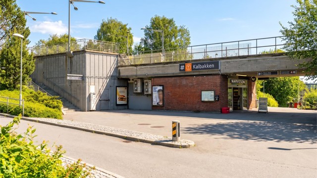 Kalbakken T-bane ligger ca. 13 min gange fra leiligheten. Det er også mulig å gå til Rødtvet T-banestasjon som tar ca. 14 min fra leiligheten