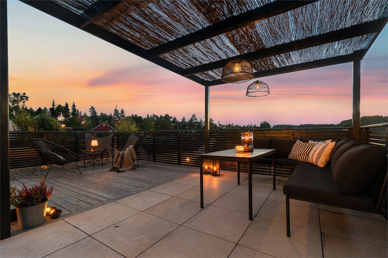 Stor terrasse over garasjen - Pergola medfølger eiendommen 