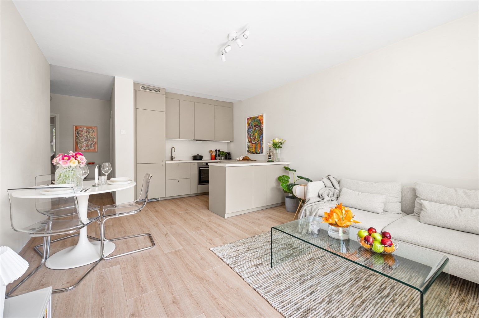 Boligen har en meget god planløsning og holder høy standard. Stuen er av god størrelse med plass til sofa, tilhørende salongbord og TV-seksjon.