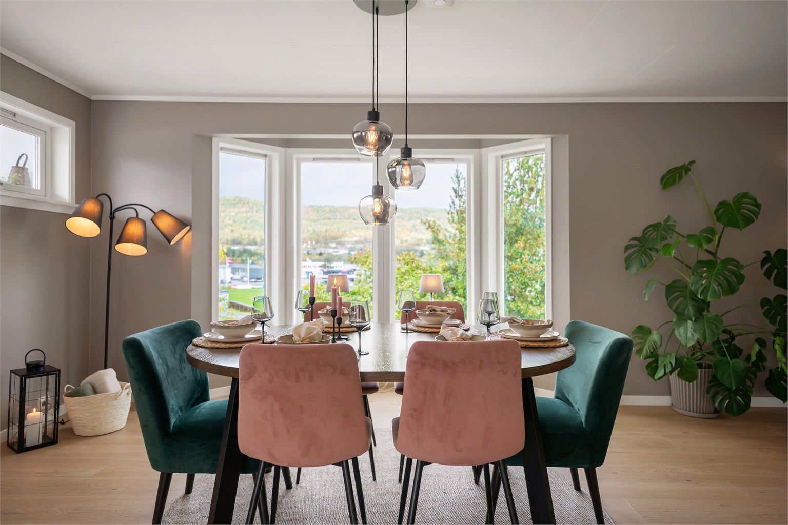 En innbydende eiendom, med idyllisk og barnevennlig beliggenhet i Spjelkavika, med kort vei til natur, skole, fritidstilbud og rikholdig servicetilbud 