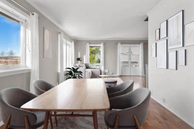 Lys og romslig stue som kan møbleres på mange ulike måter. God plass til både spisebord og sofagruppe. Bildet er digitalt stylet.