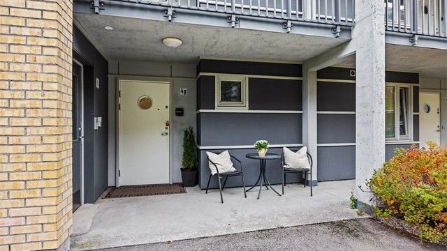 Skjermet inngangsparti med overbygg og mulighet for sitteplass ved inngangsdøren. Her kan morgensolen nytes.