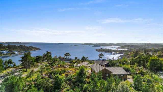 Flotte områder utenfor hyttefeltet. Holmer og skjær. Ålesøya til venstre og Auesøya til høyre.
