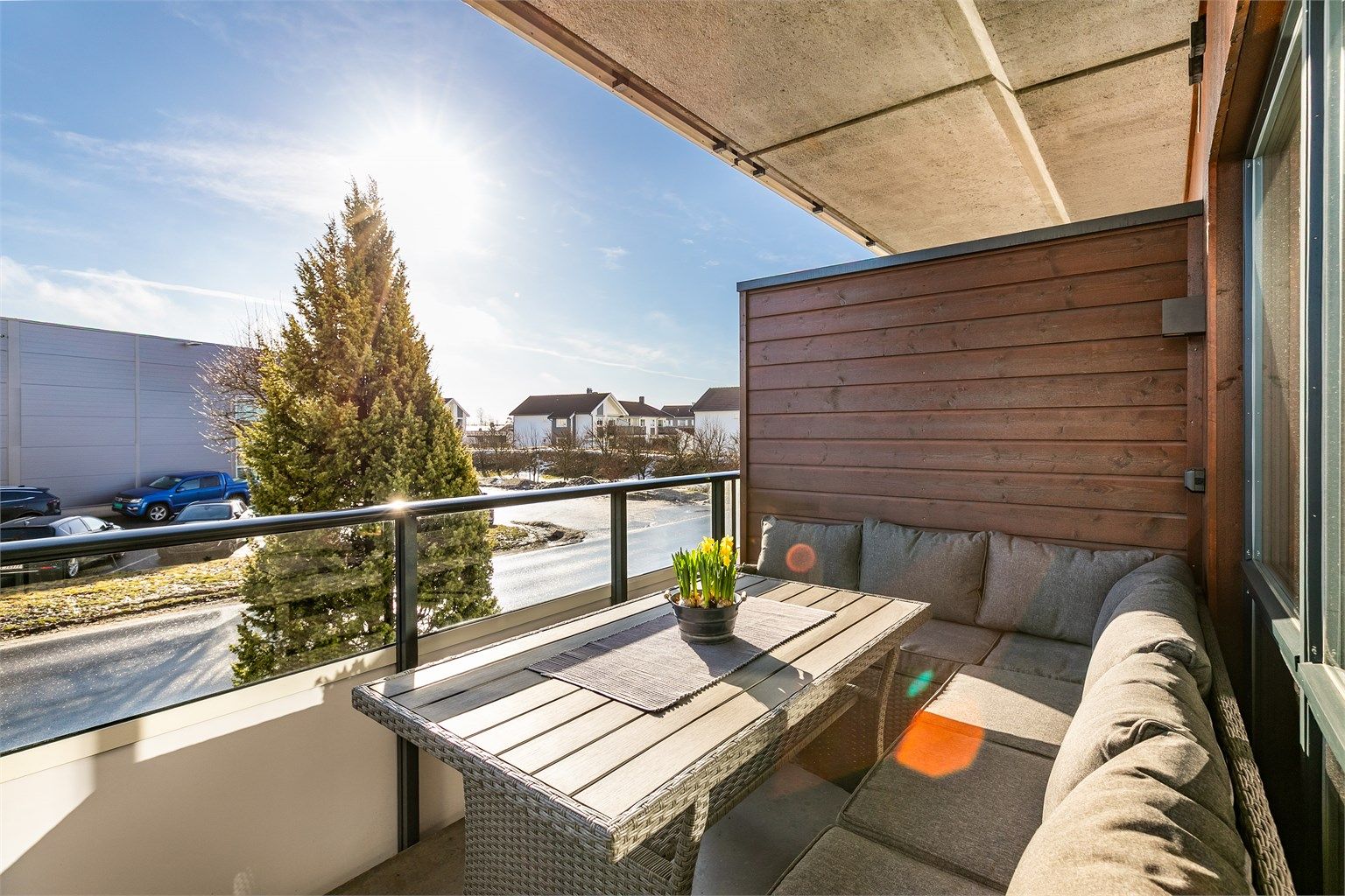 Balkongen er orientert i syd-østlig retning og har sol første del av dagen. Her avbildet en formiddag tidlig i mars.
Fotograf; Børge Oppegård.