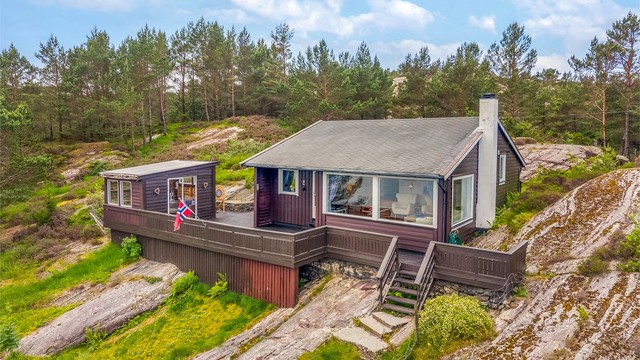 Eiendommen ligger usjenert til, omkranset av natur og med sjøen rett nedenfor.