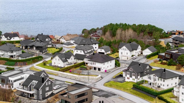 Området består hovedsakelig av eneboliger og har hatt en god del nybygging de siste årene.