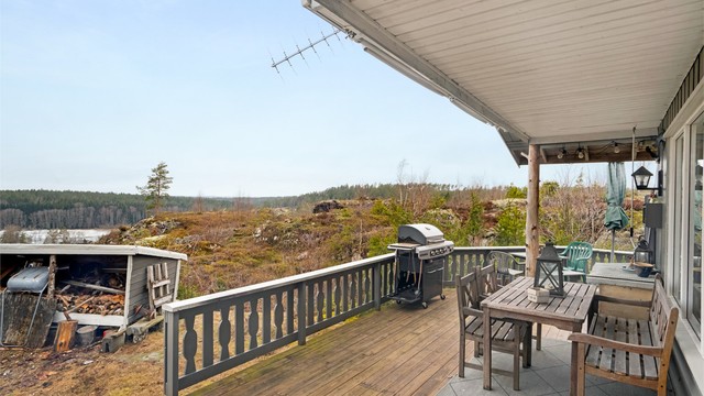 Under takutstikket er det lunt og hyggelig å sitte ute på de lyse, fine sommerkveldene.