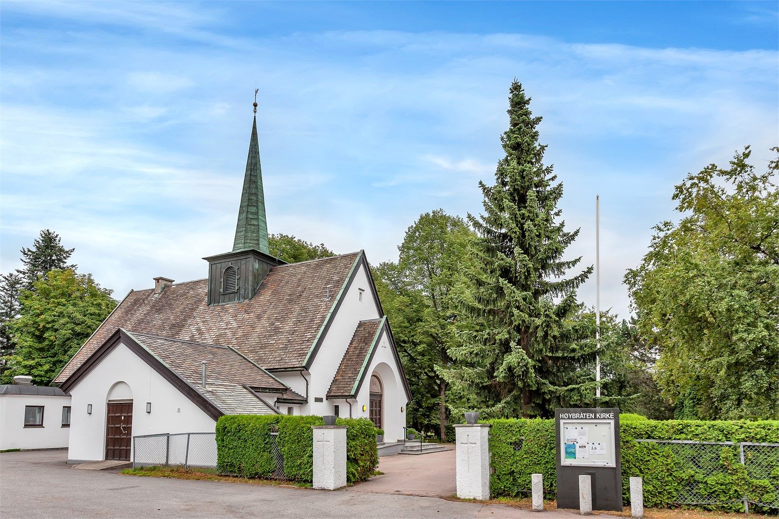 Høybråten kirke er et kjent lokalt landemerke i nabolaget.