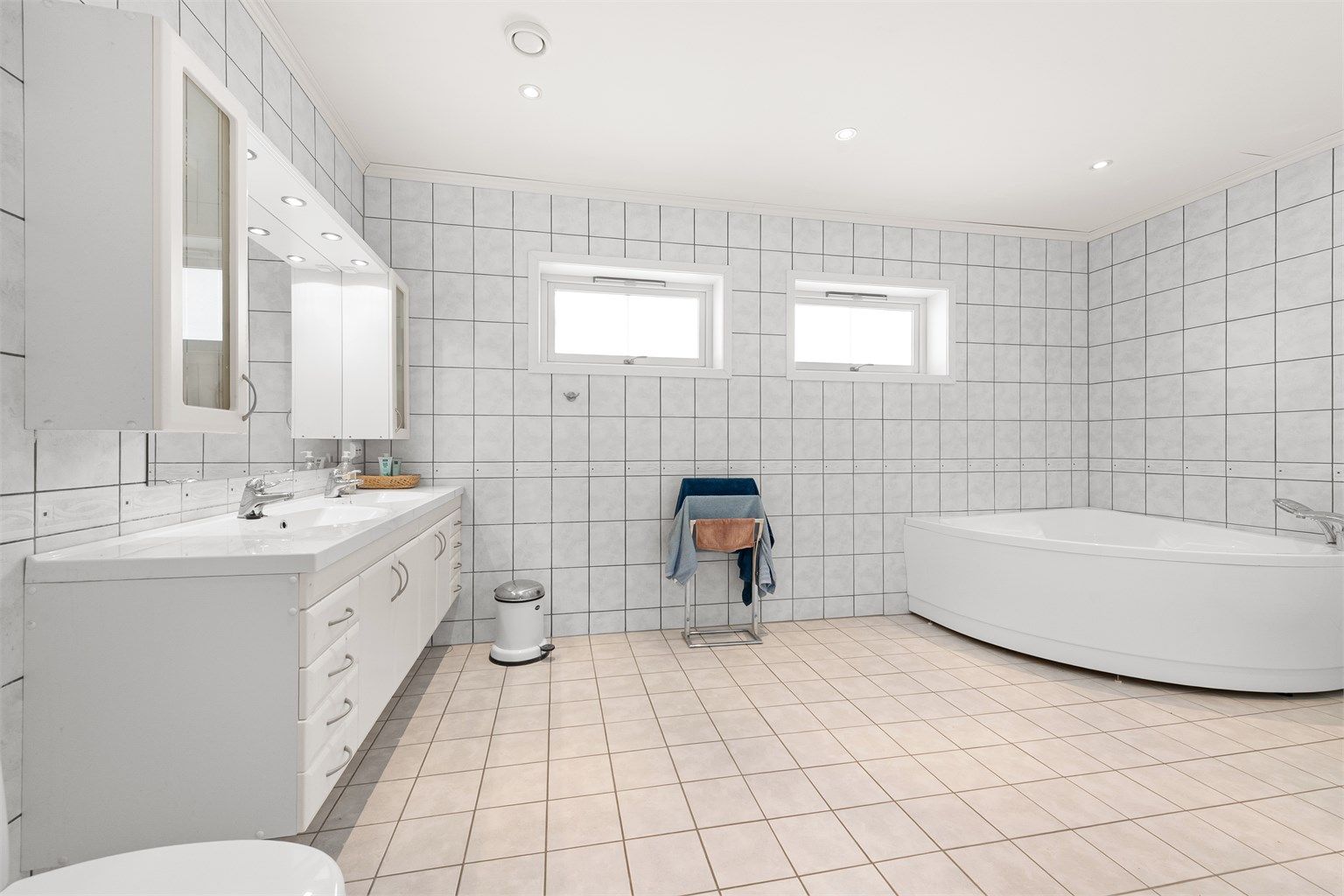 Hovedbadet er svært romslig og utstyrt med varme i gulvet for økt komfort.