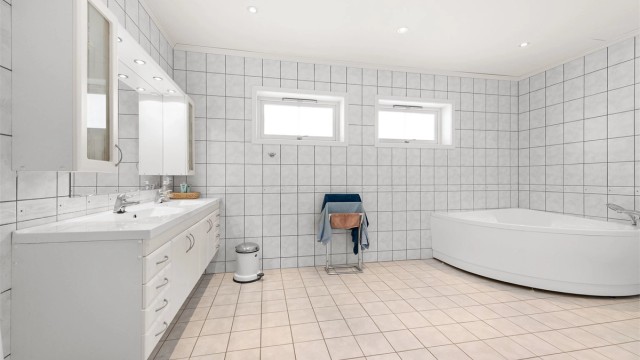 Hovedbadet er svært romslig og utstyrt med varme i gulvet for økt komfort.