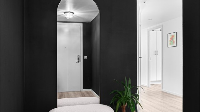 Felles overbygget inngangsparti med videre heis- og trappeadkomst til leilighetens etasjeplan (6. etasje).