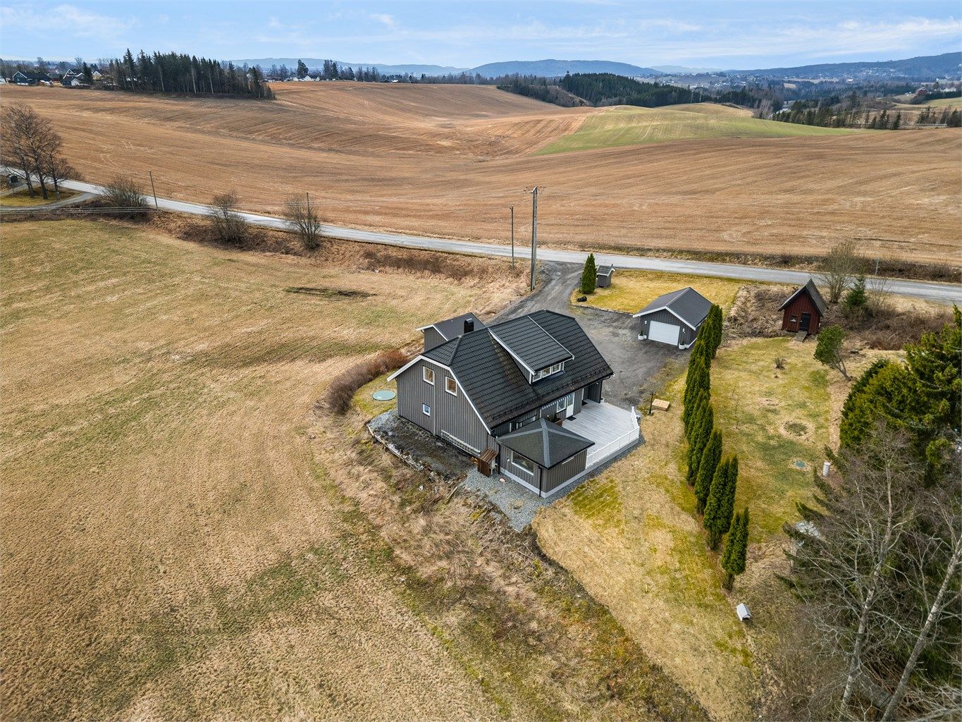 Boligen har en tomt på 1 304 kvm og har en tilbaketrukket beliggenhet