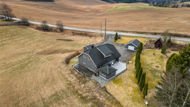 Boligen har en tomt på 1 304 kvm og har en tilbaketrukket beliggenhet