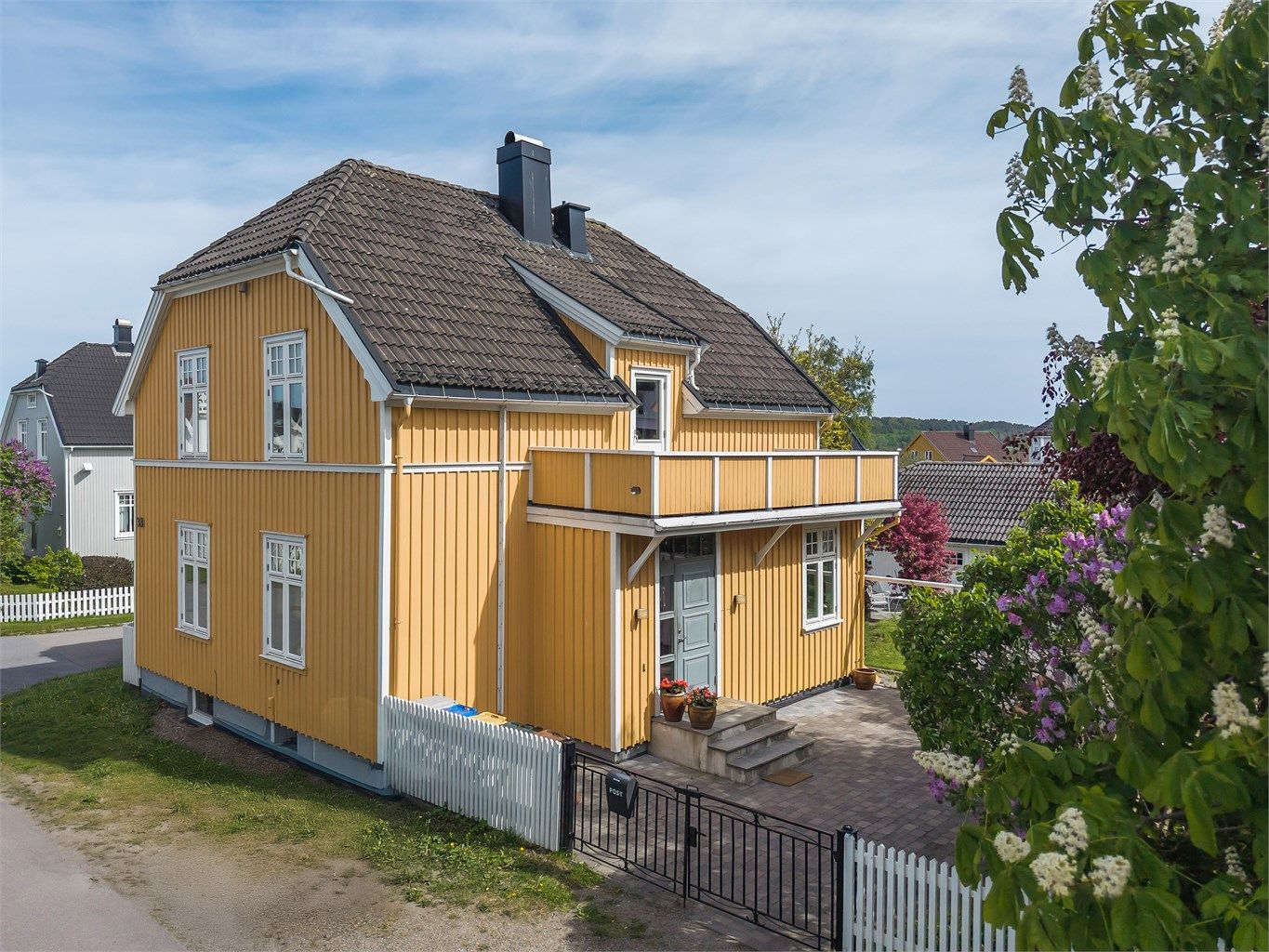 Boligen er oppført i 1920 og har et herskapeig uttrykk med mye sjel