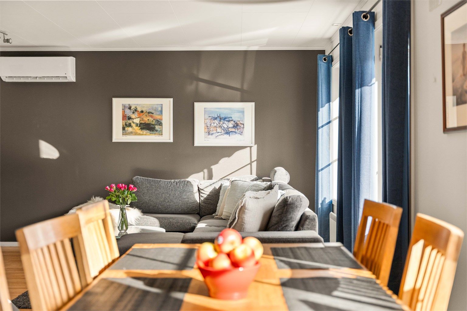 Boligen har balansert ventilasjon som sikrer et sunt og godt inneklima i alle rom.