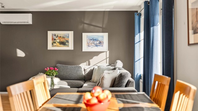 Boligen har balansert ventilasjon som sikrer et sunt og godt inneklima i alle rom.