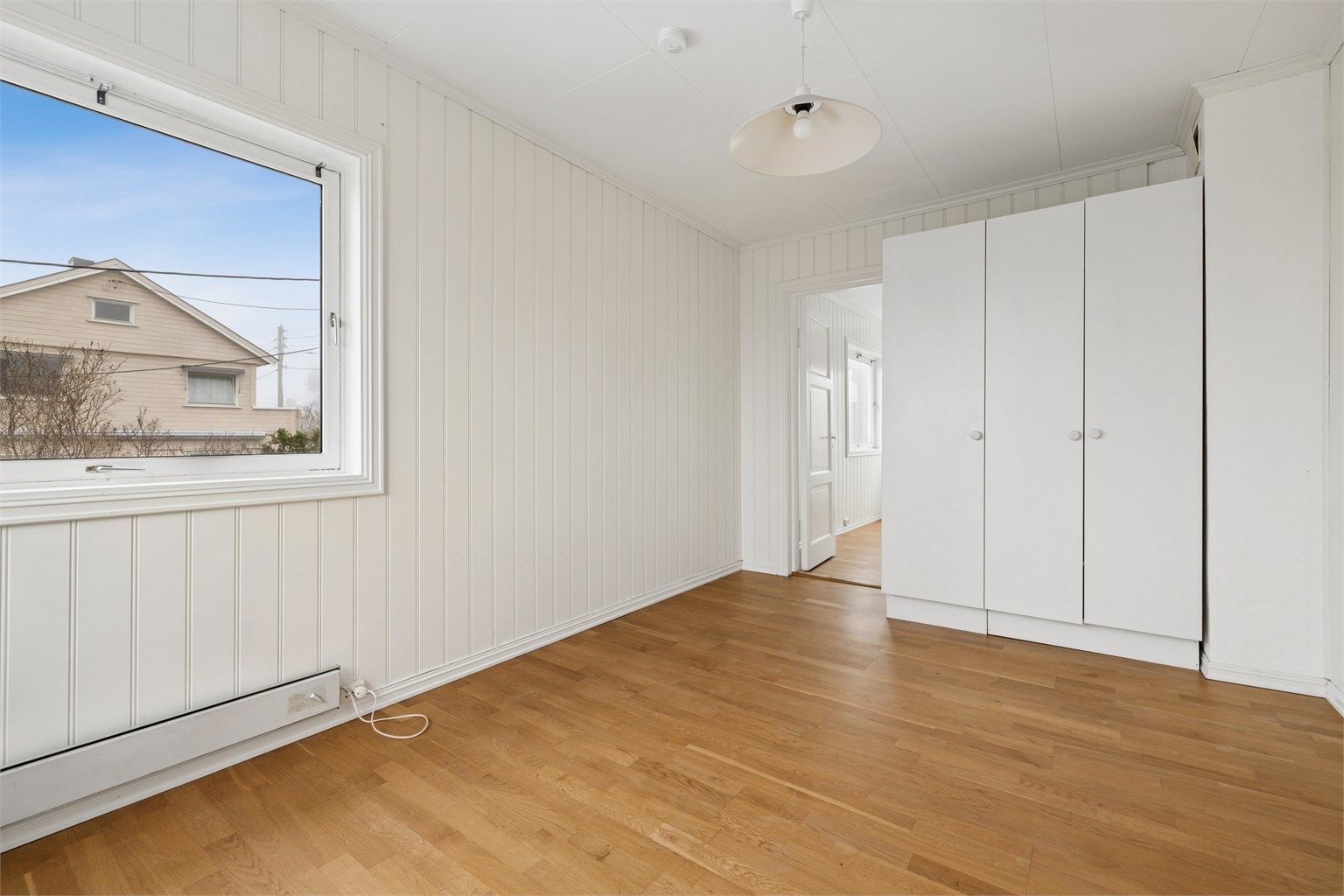 Det ene soverommet i første etasje har laminatgulv og garderobeskap.