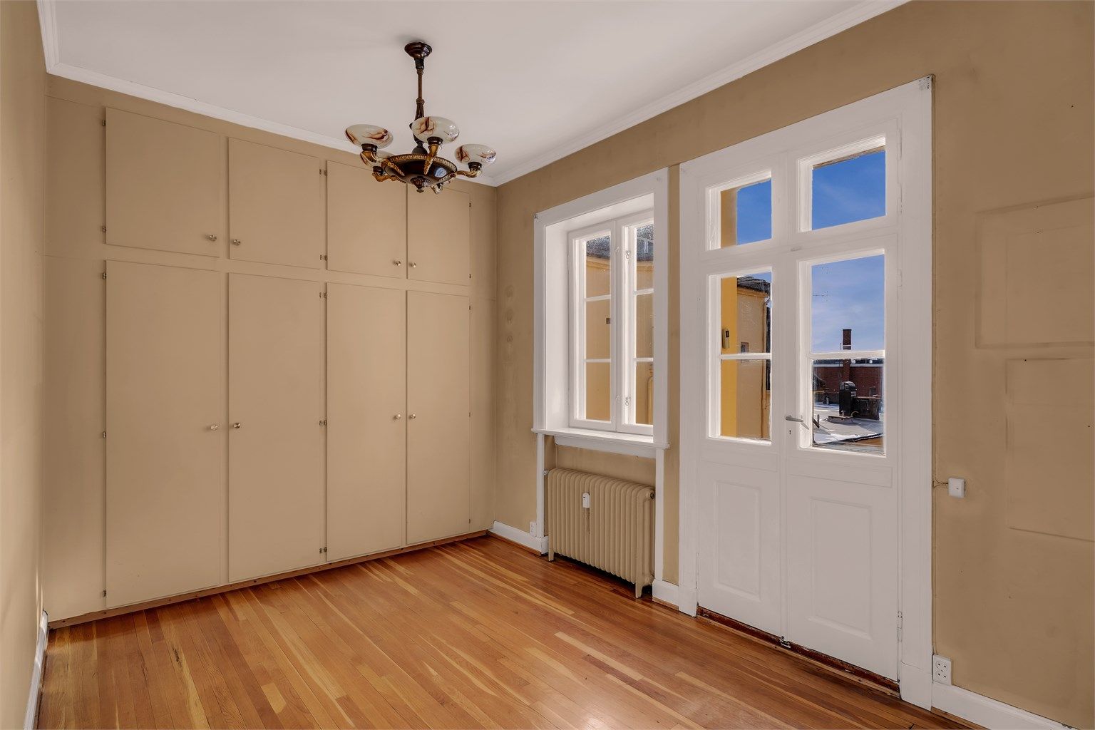 Rikelig med plassbygde garderobeskap også på dette soverommet samt adkomst til kleskott i motsatt ende av rommet.