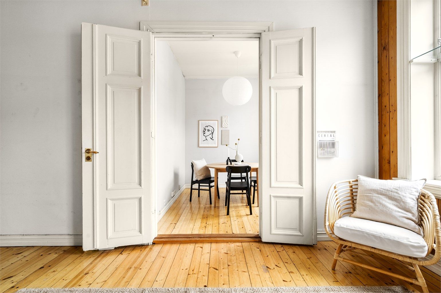 Leiligheten består av en entré, to soverom, bad, samt kjøkken og stue. Fra kjøkkenet har man utgang til en stor, vestvendt balkong.