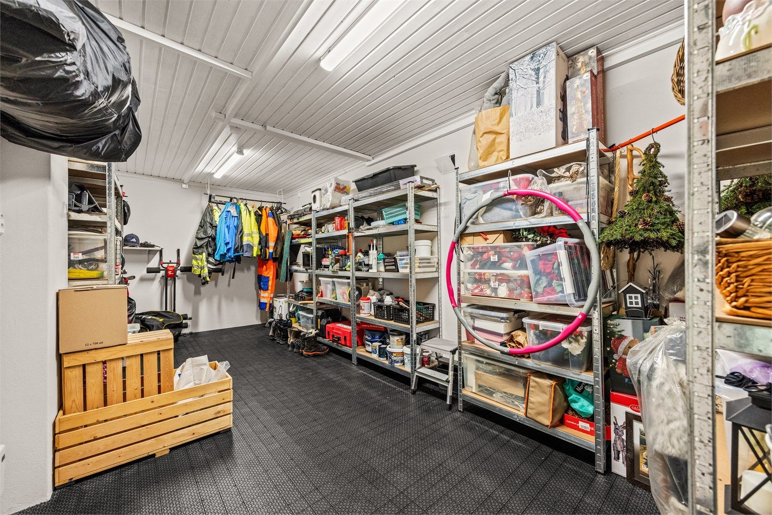Boligen har flere boder som gir rikelig med lagringsplass.