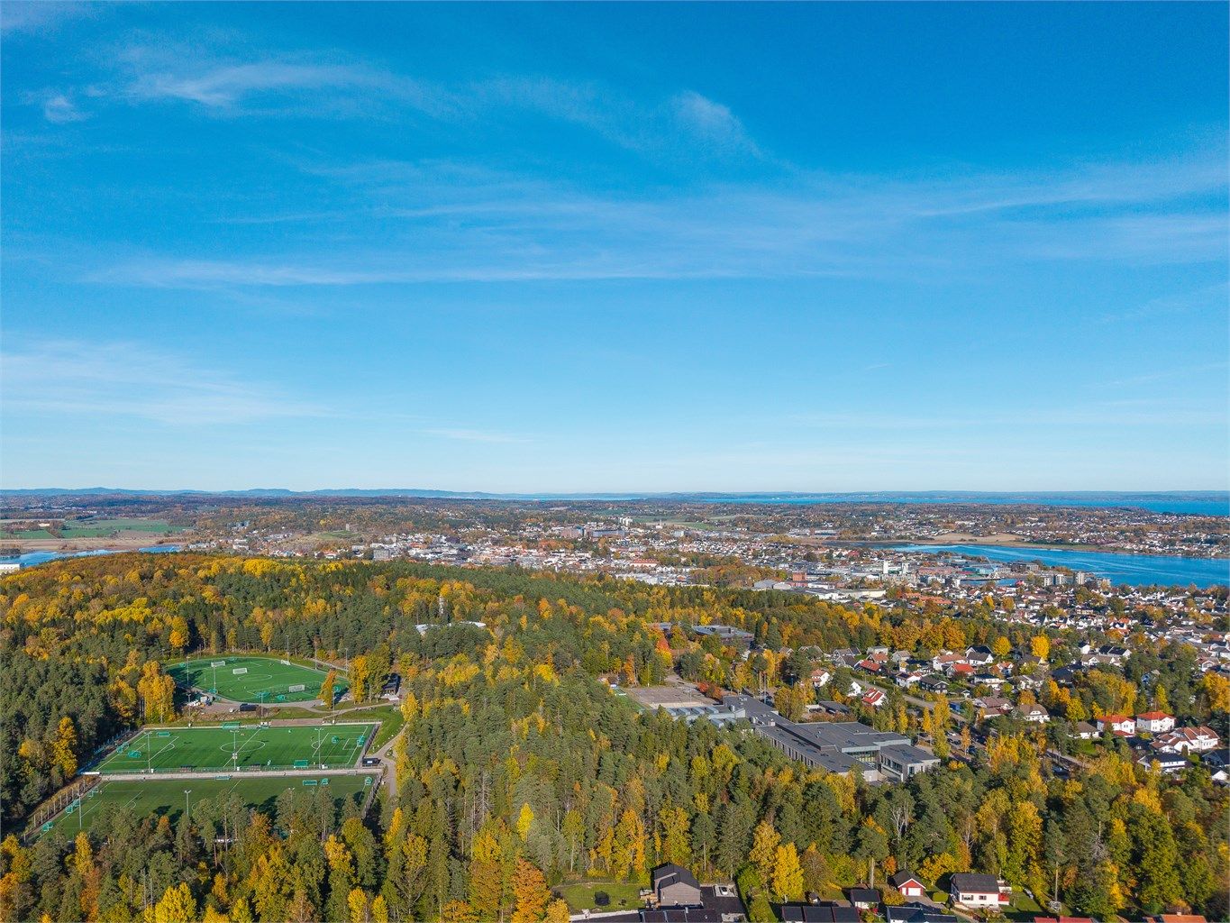 Teieskogen ligger like ved med et omfattende sti- og løypenett.